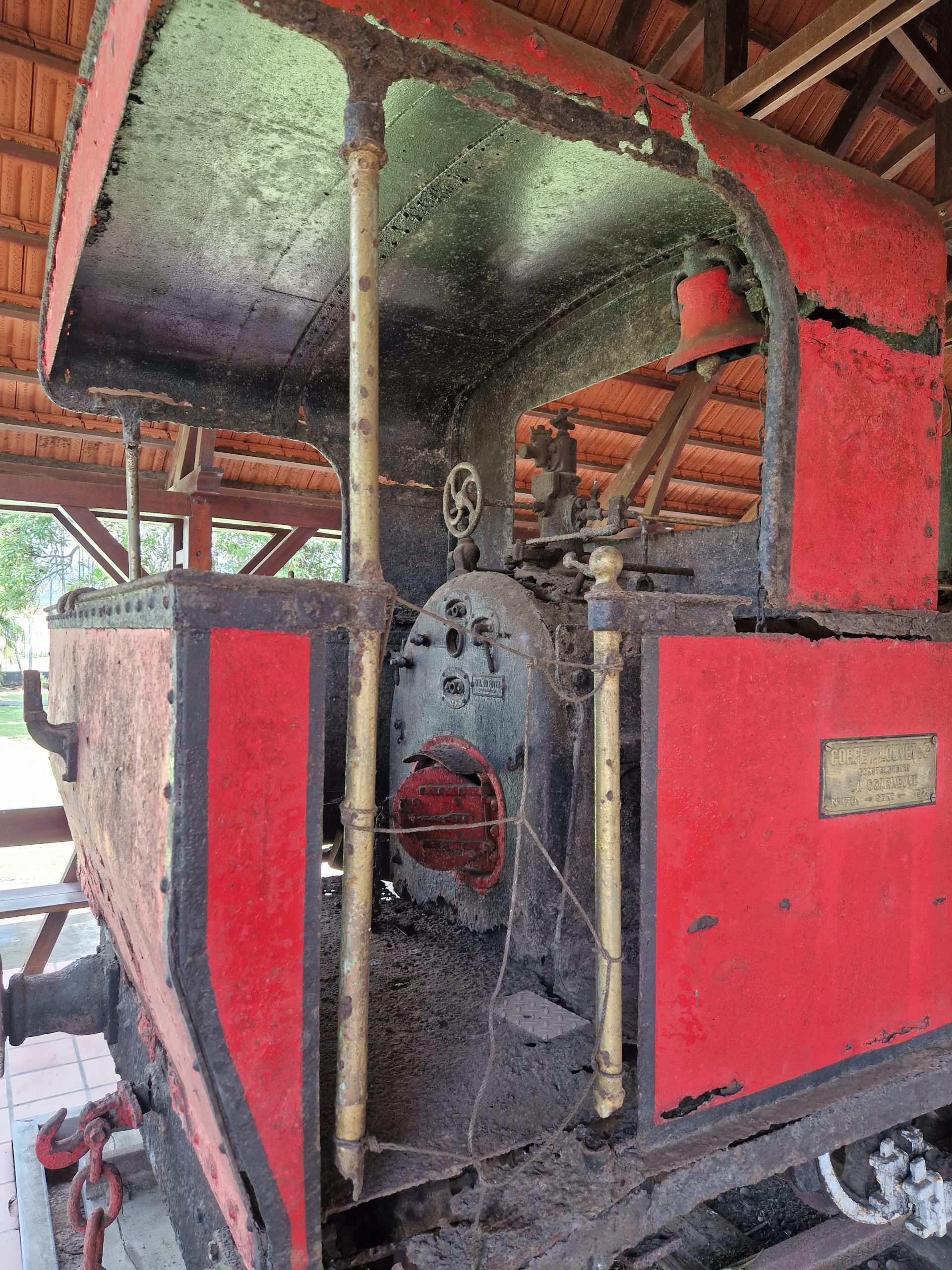 Une locomotive en exposition à la distillerie Saint-James